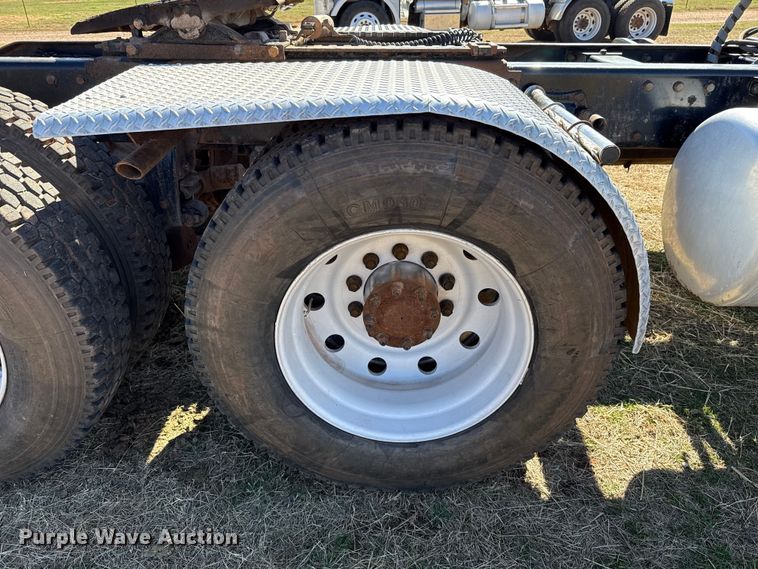 image for item ES5826 2007 Peterbilt 379 semi truck