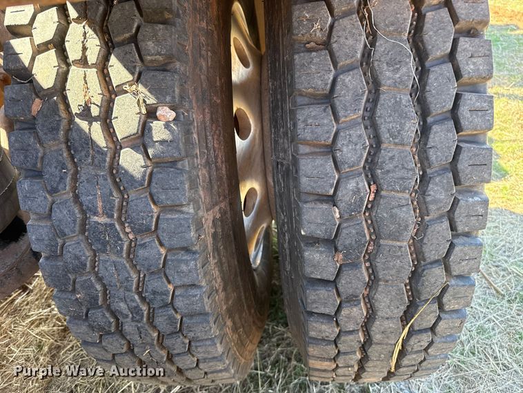 image for item ES5826 2007 Peterbilt 379 semi truck