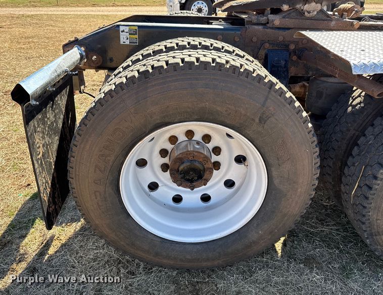 image for item ES5826 2007 Peterbilt 379 semi truck