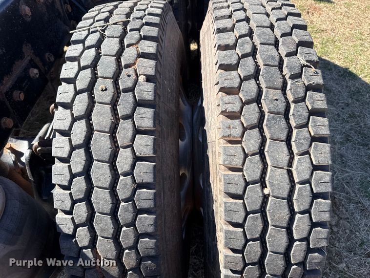 image for item ES5826 2007 Peterbilt 379 semi truck