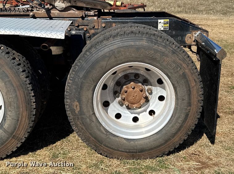 image for item ES5826 2007 Peterbilt 379 semi truck