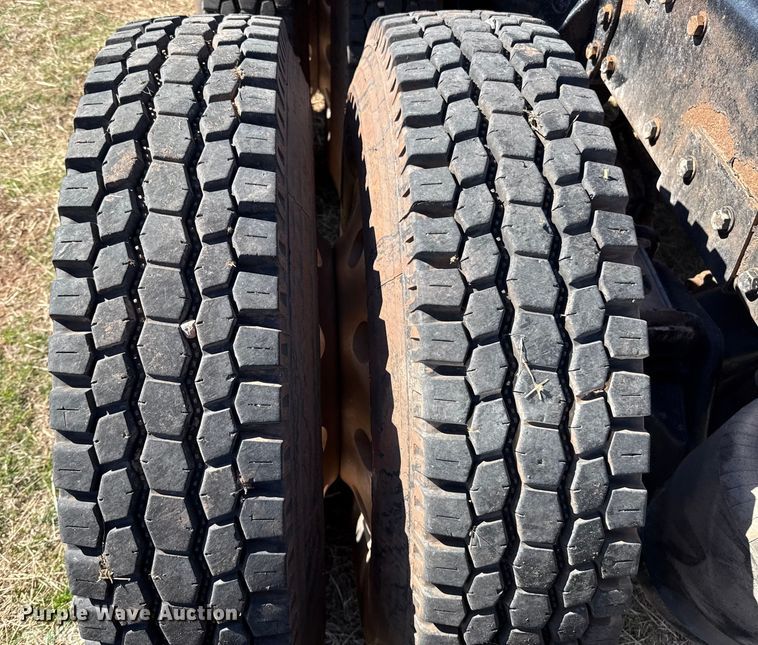 image for item ES5826 2007 Peterbilt 379 semi truck