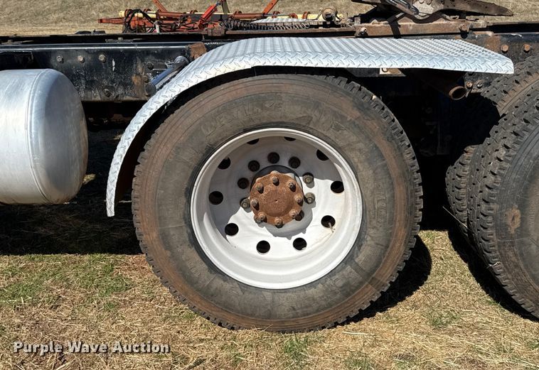 image for item ES5826 2007 Peterbilt 379 semi truck