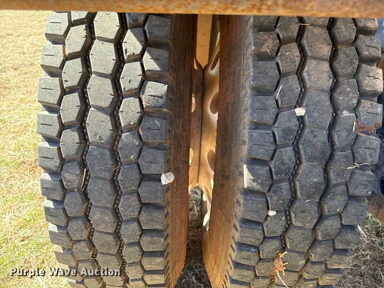 image for item ES5826 2007 Peterbilt 379 semi truck