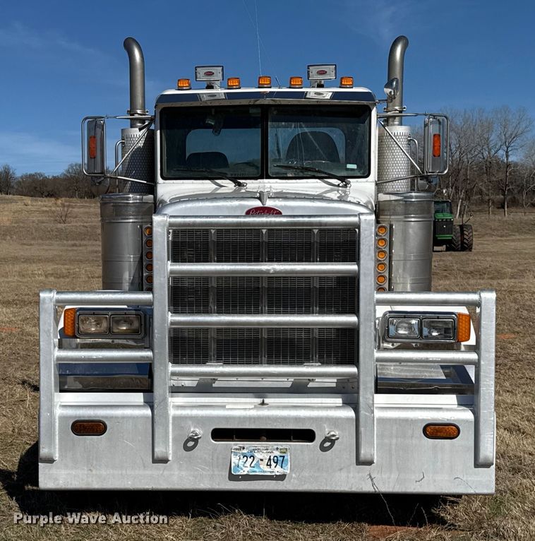 image for item ES5828 2005 Peterbilt 379 semi truck