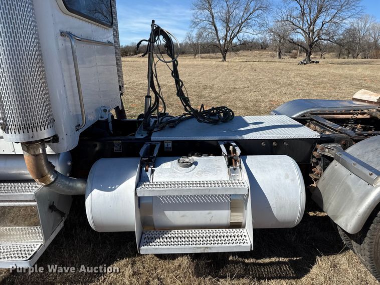 image for item ES5828 2005 Peterbilt 379 semi truck