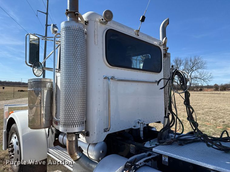 image for item ES5828 2005 Peterbilt 379 semi truck