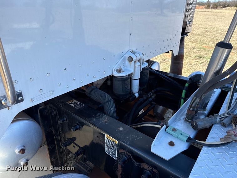 image for item ES5828 2005 Peterbilt 379 semi truck