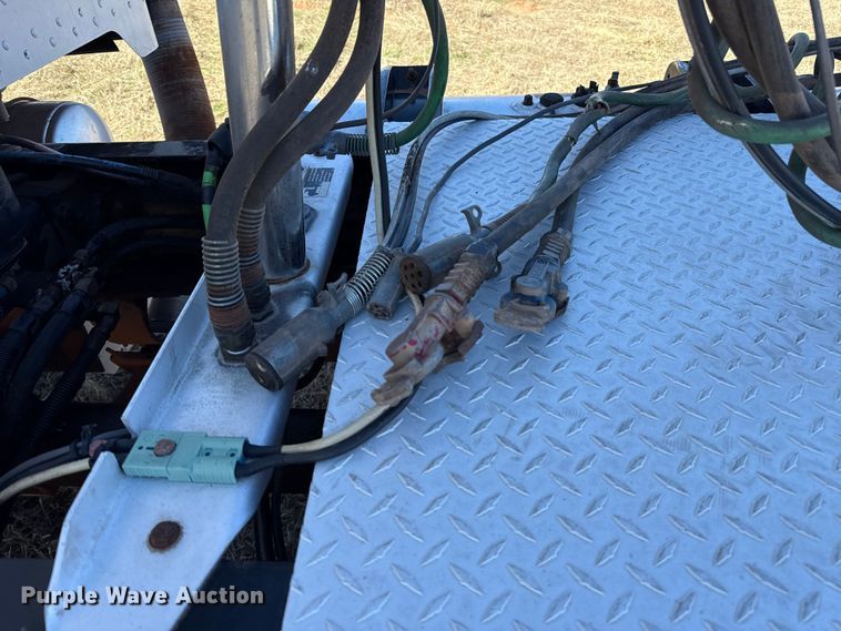 image for item ES5828 2005 Peterbilt 379 semi truck