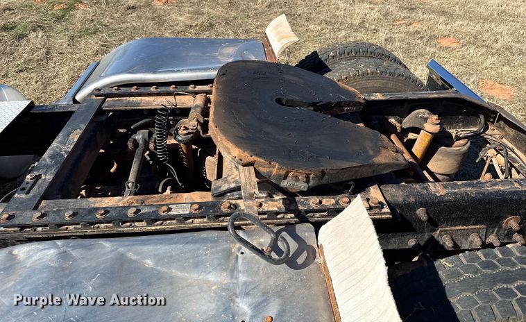 image for item ES5828 2005 Peterbilt 379 semi truck