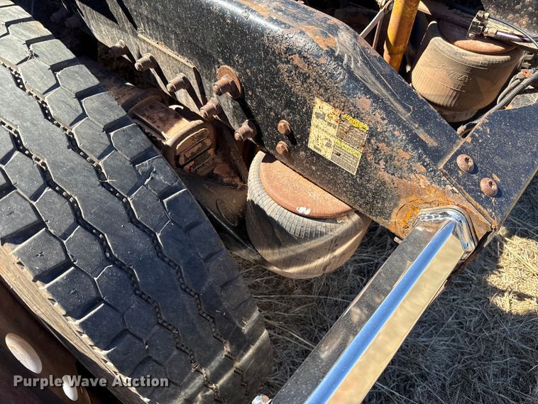 image for item ES5828 2005 Peterbilt 379 semi truck