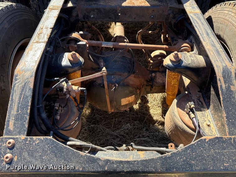 image for item ES5828 2005 Peterbilt 379 semi truck