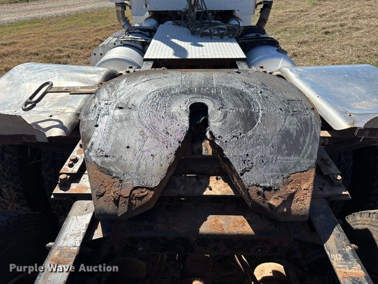 image for item ES5828 2005 Peterbilt 379 semi truck