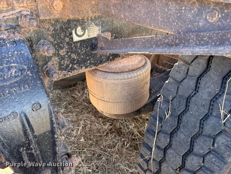 image for item ES5828 2005 Peterbilt 379 semi truck