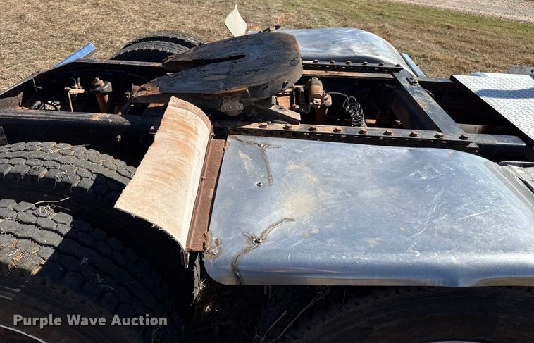 image for item ES5828 2005 Peterbilt 379 semi truck