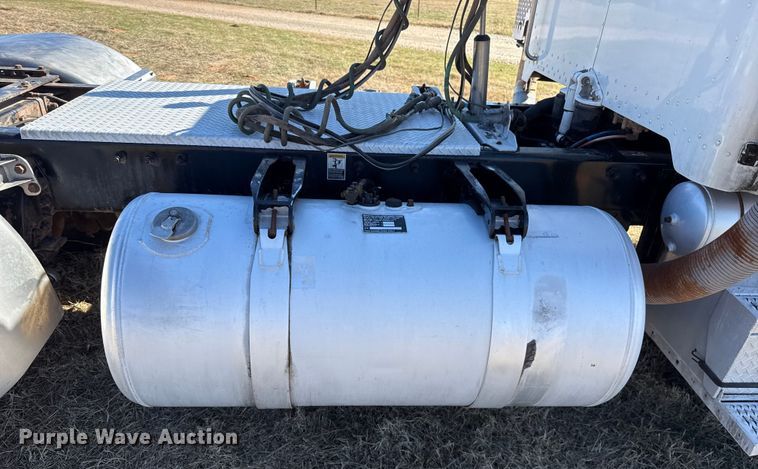 image for item ES5828 2005 Peterbilt 379 semi truck