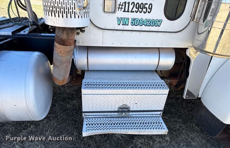 image for item ES5828 2005 Peterbilt 379 semi truck