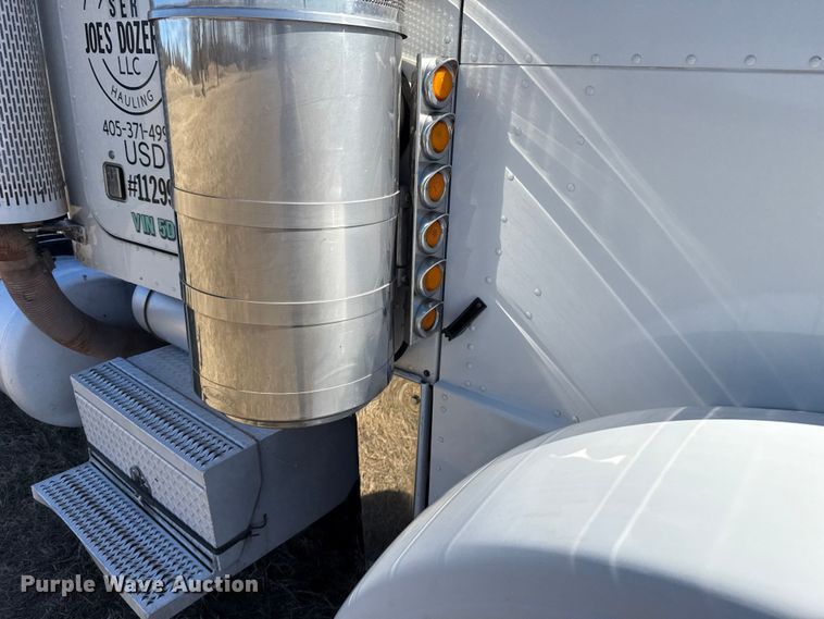 image for item ES5828 2005 Peterbilt 379 semi truck