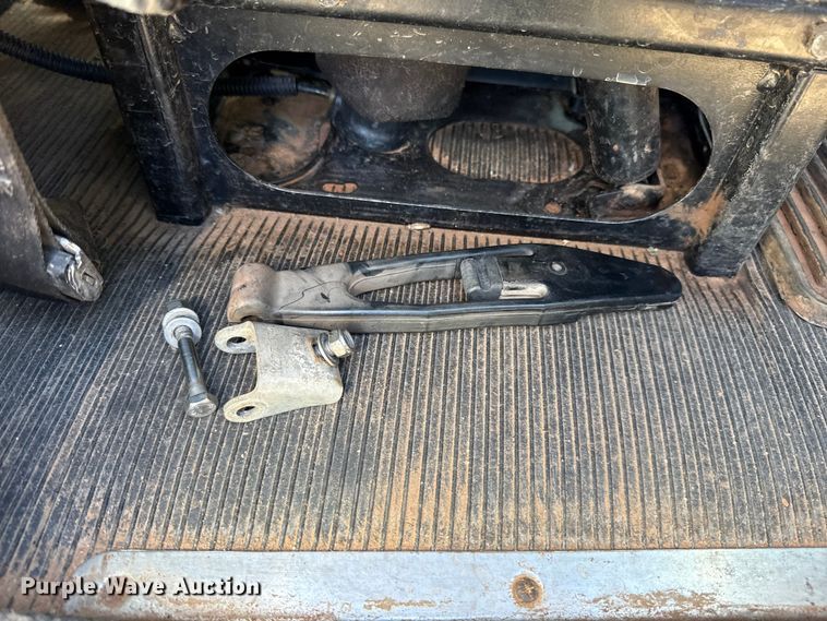 image for item ES5828 2005 Peterbilt 379 semi truck