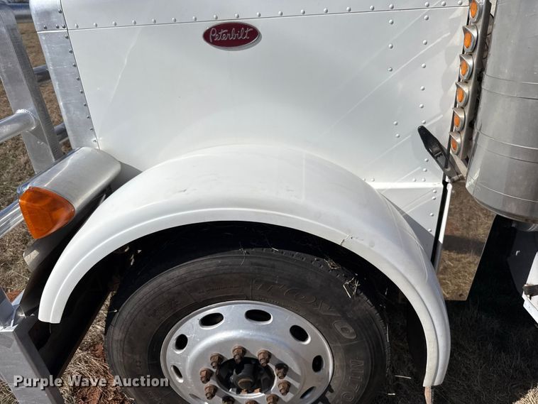 image for item ES5828 2005 Peterbilt 379 semi truck