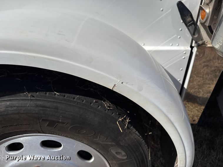 image for item ES5828 2005 Peterbilt 379 semi truck