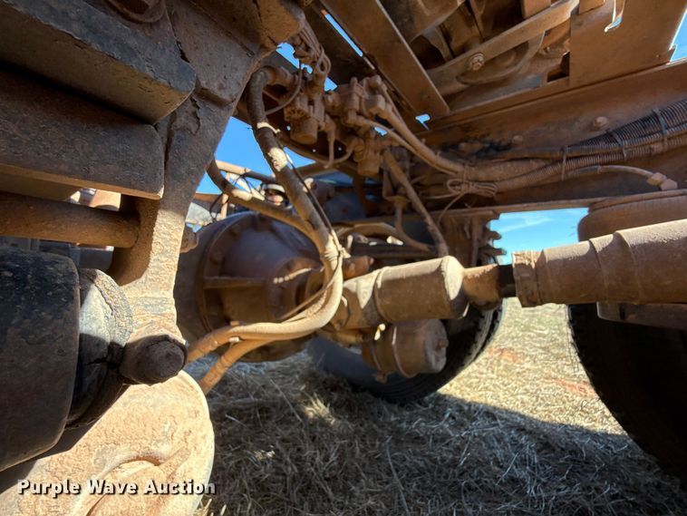 image for item ES5828 2005 Peterbilt 379 semi truck