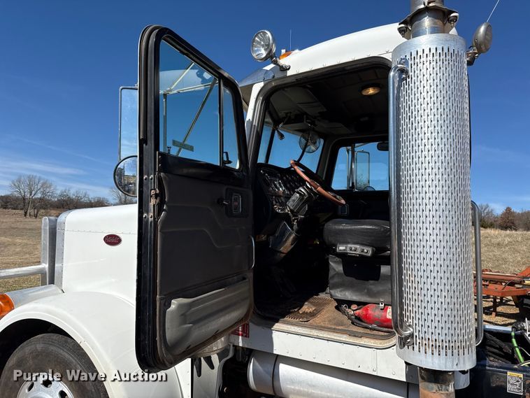 image for item ES5828 2005 Peterbilt 379 semi truck