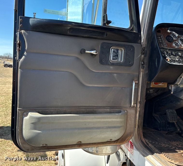 image for item ES5828 2005 Peterbilt 379 semi truck