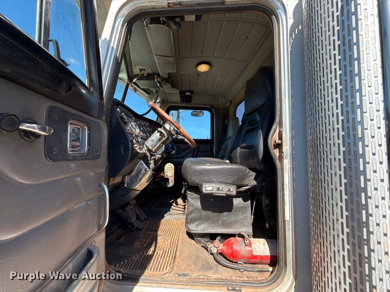 image for item ES5828 2005 Peterbilt 379 semi truck