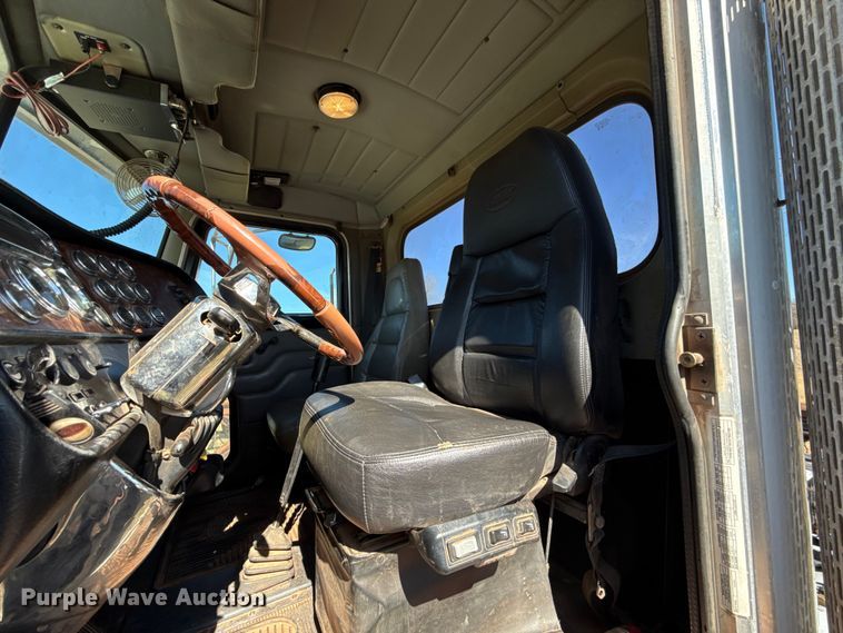 image for item ES5828 2005 Peterbilt 379 semi truck