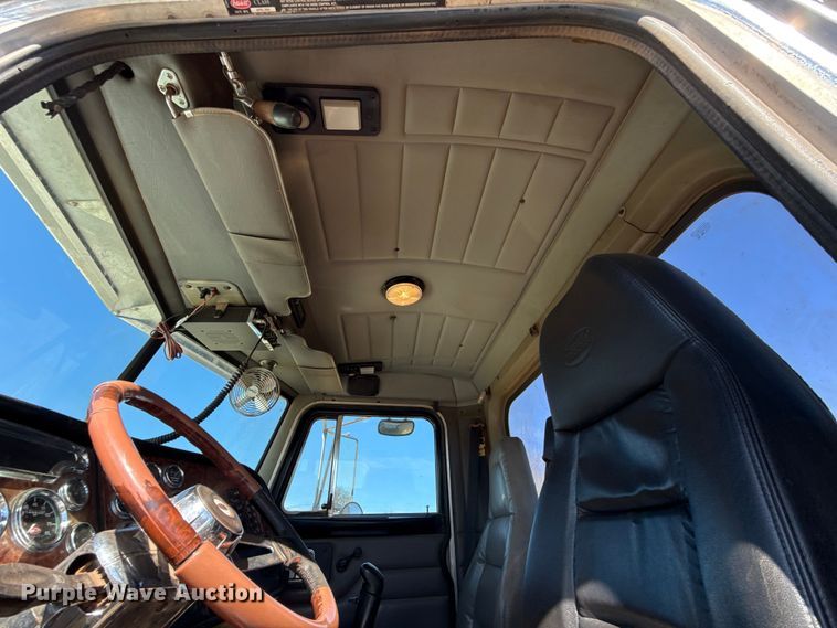 image for item ES5828 2005 Peterbilt 379 semi truck