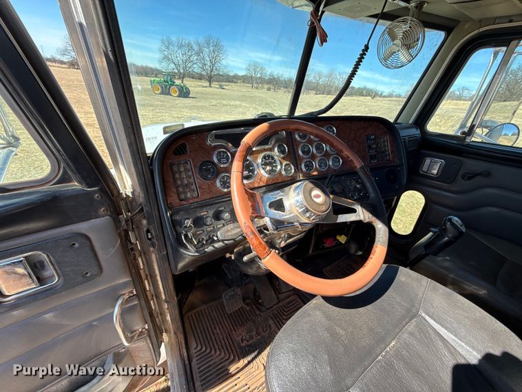 image for item ES5828 2005 Peterbilt 379 semi truck