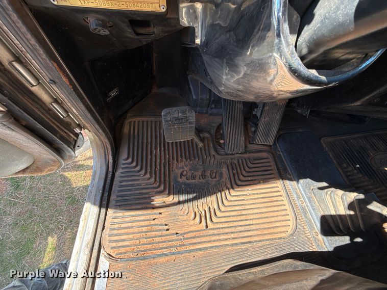 image for item ES5828 2005 Peterbilt 379 semi truck