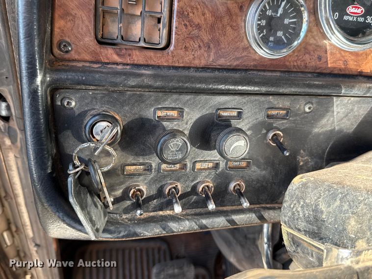 image for item ES5828 2005 Peterbilt 379 semi truck