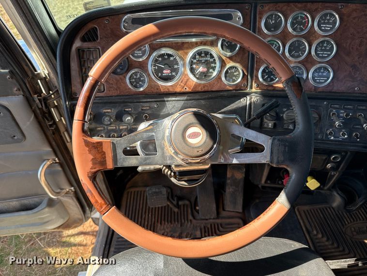 image for item ES5828 2005 Peterbilt 379 semi truck