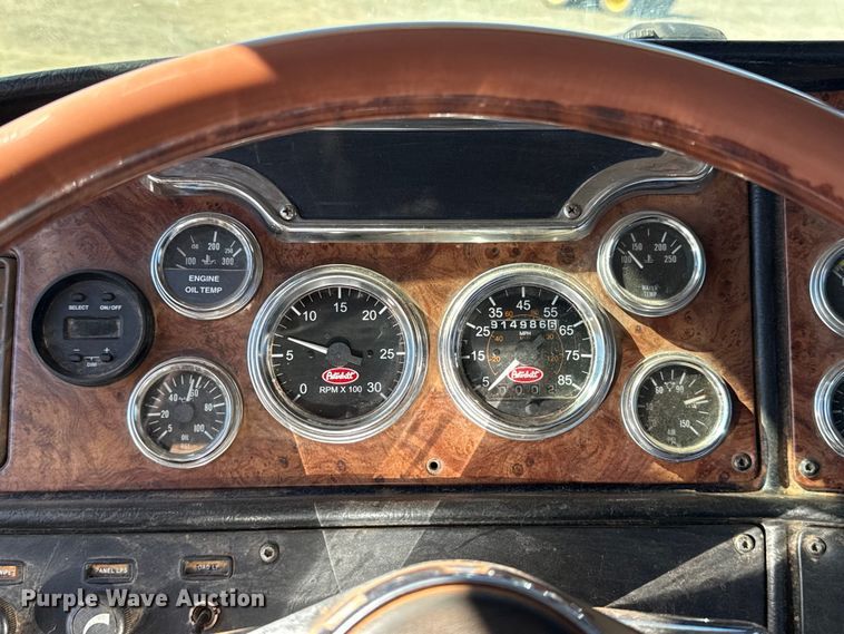 image for item ES5828 2005 Peterbilt 379 semi truck