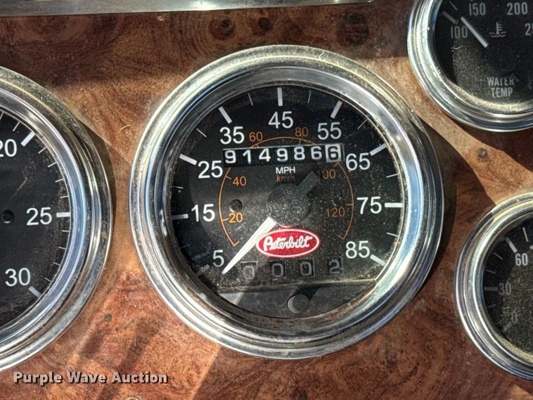 image for item ES5828 2005 Peterbilt 379 semi truck