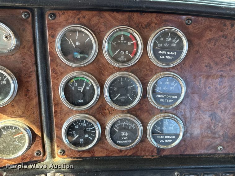 image for item ES5828 2005 Peterbilt 379 semi truck