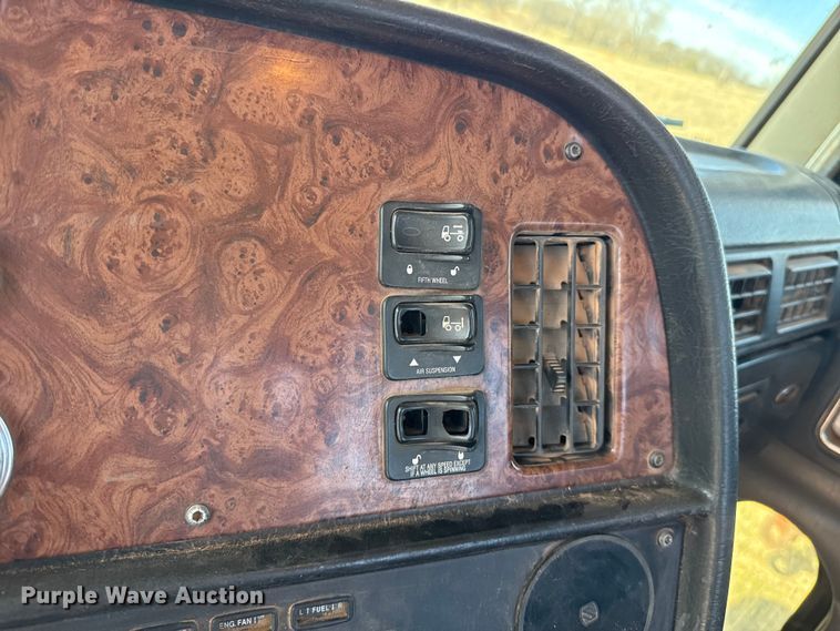 image for item ES5828 2005 Peterbilt 379 semi truck