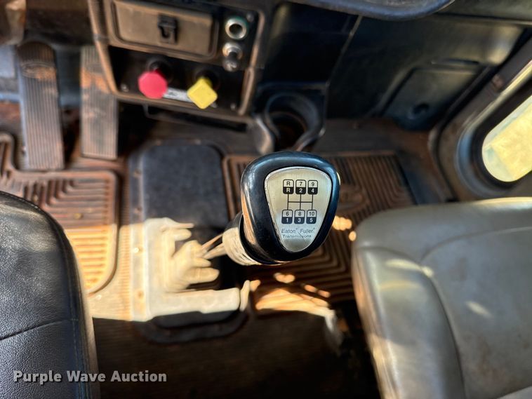 image for item ES5828 2005 Peterbilt 379 semi truck