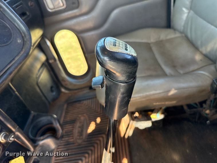 image for item ES5828 2005 Peterbilt 379 semi truck