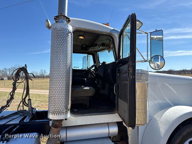 image for item ES5828 2005 Peterbilt 379 semi truck