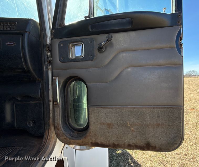 image for item ES5828 2005 Peterbilt 379 semi truck