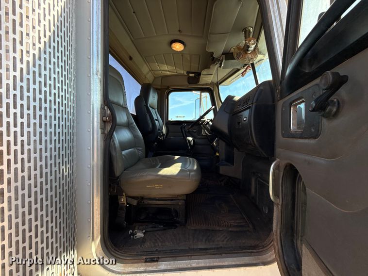 image for item ES5828 2005 Peterbilt 379 semi truck