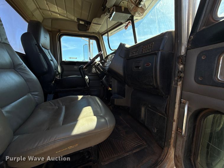 image for item ES5828 2005 Peterbilt 379 semi truck