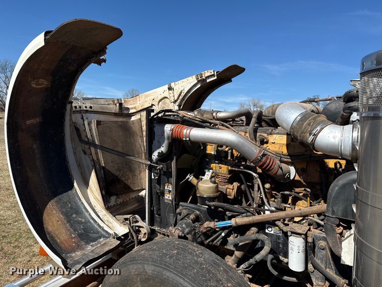 image for item ES5828 2005 Peterbilt 379 semi truck