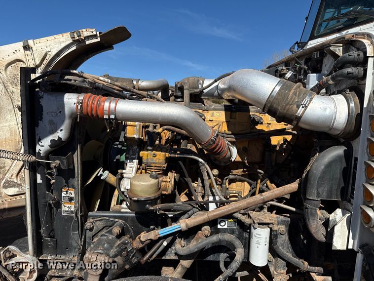 image for item ES5828 2005 Peterbilt 379 semi truck