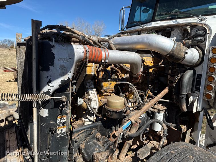 image for item ES5828 2005 Peterbilt 379 semi truck