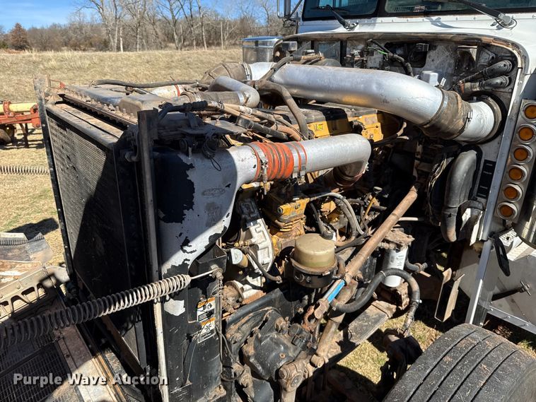 image for item ES5828 2005 Peterbilt 379 semi truck