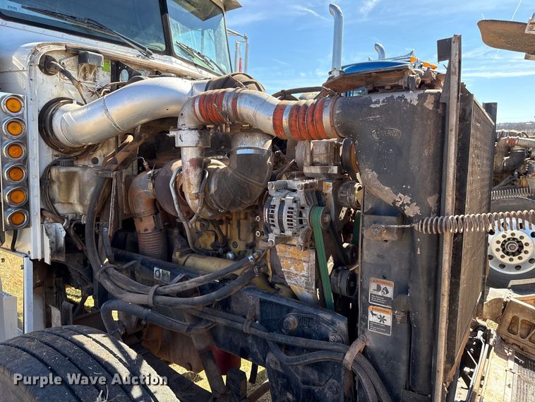image for item ES5828 2005 Peterbilt 379 semi truck